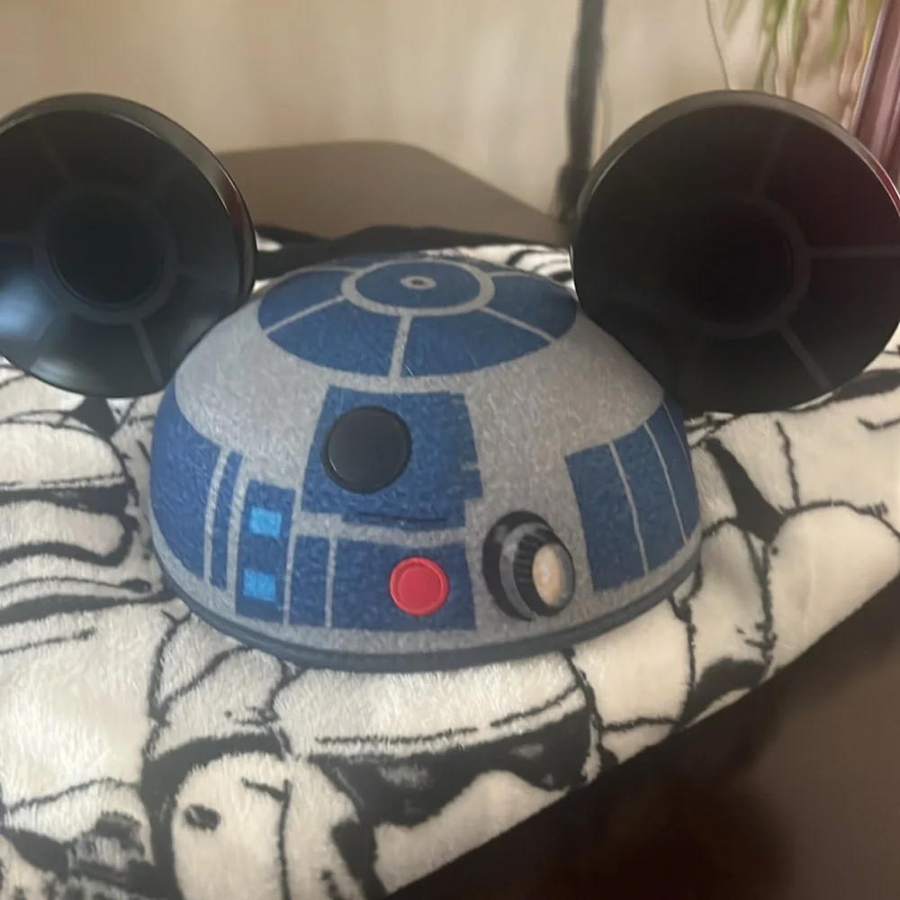 Disney Parks Stars Wars Star Trooper fuzzy Blanket free R2D2 Mickey Mouse Ears